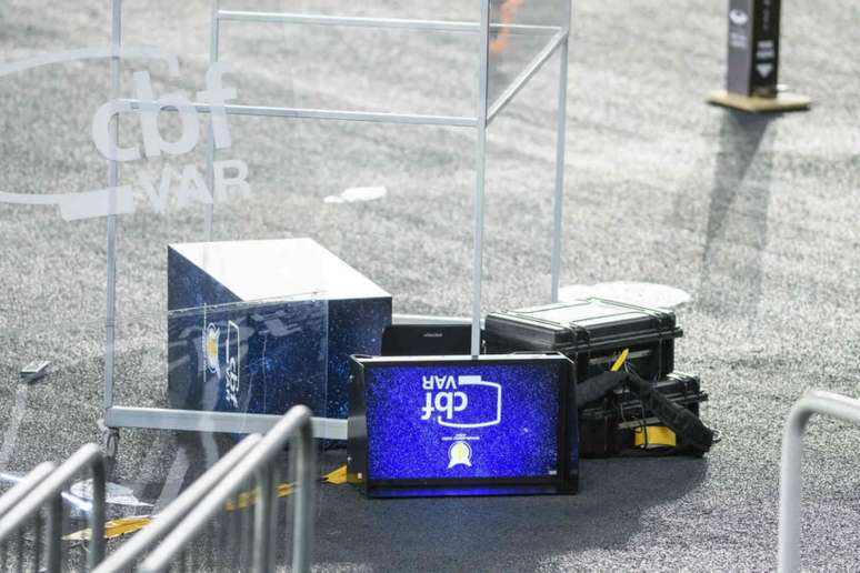 Cabine do VAR foi para o chão após chute dado por Gatito Fernández(Foto: Celso Pupo/Fotoarena/Lancepress!)