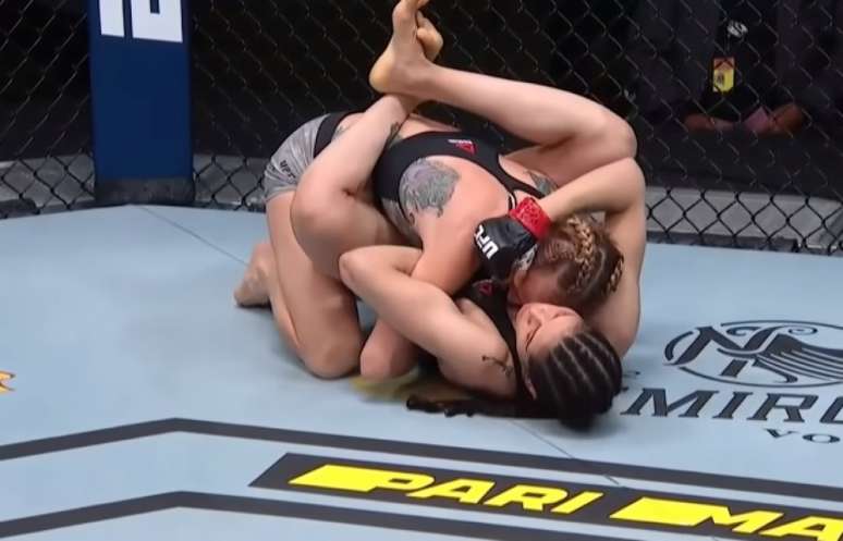 Polyana Viana finalizou adversária ainda no primeiro round do confronto (Foto: Reprodução YouTube UFC)