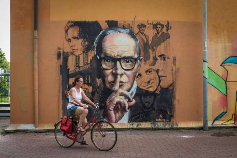 Mural dedicado a Ennio Morricone em Milão