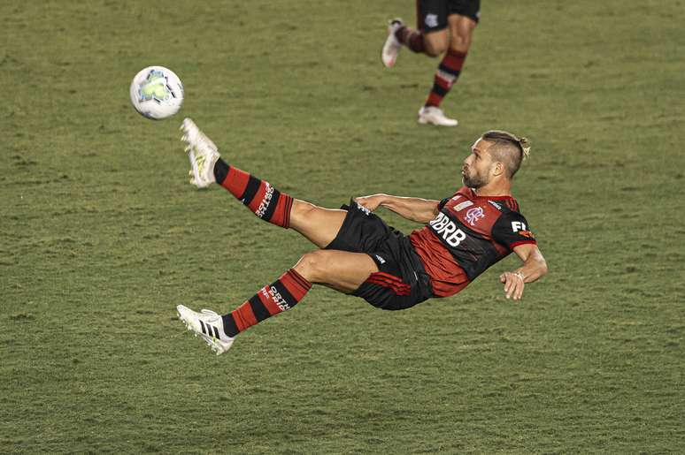Flamengo enfrenta Santos com patch errado de campeão brasileiro