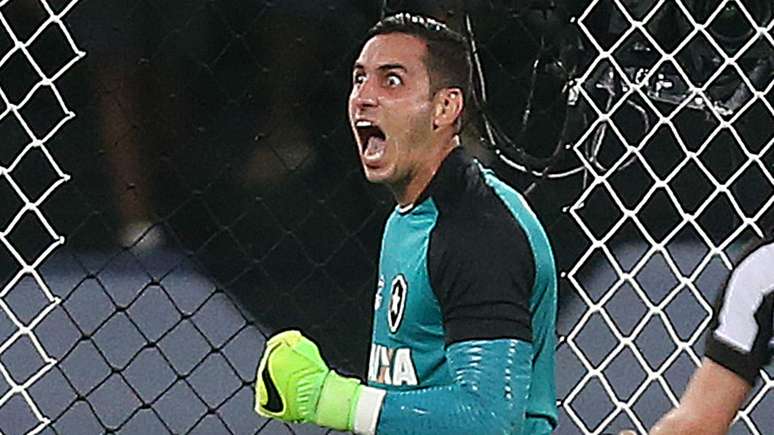 O goleiro do Botafogo, Gatito, se irritou e deu um bico no VAR após a derrota para o Internacional