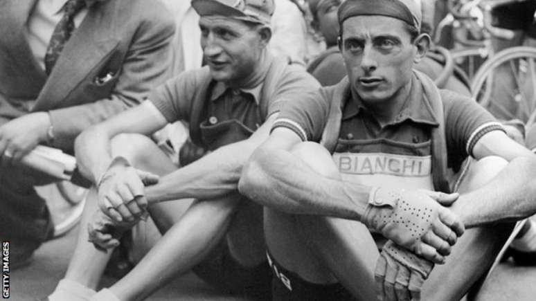 Bartali e Fausto Coppi (à direita) — grandes rivais na bicicleta e com papéis opostos em tempos de guerra