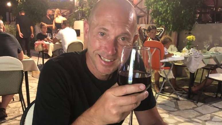 Lee Evans descreveu tamb&eacute;m problemas no aeroporto, como funcion&aacute;rios tocando no celular de clientes