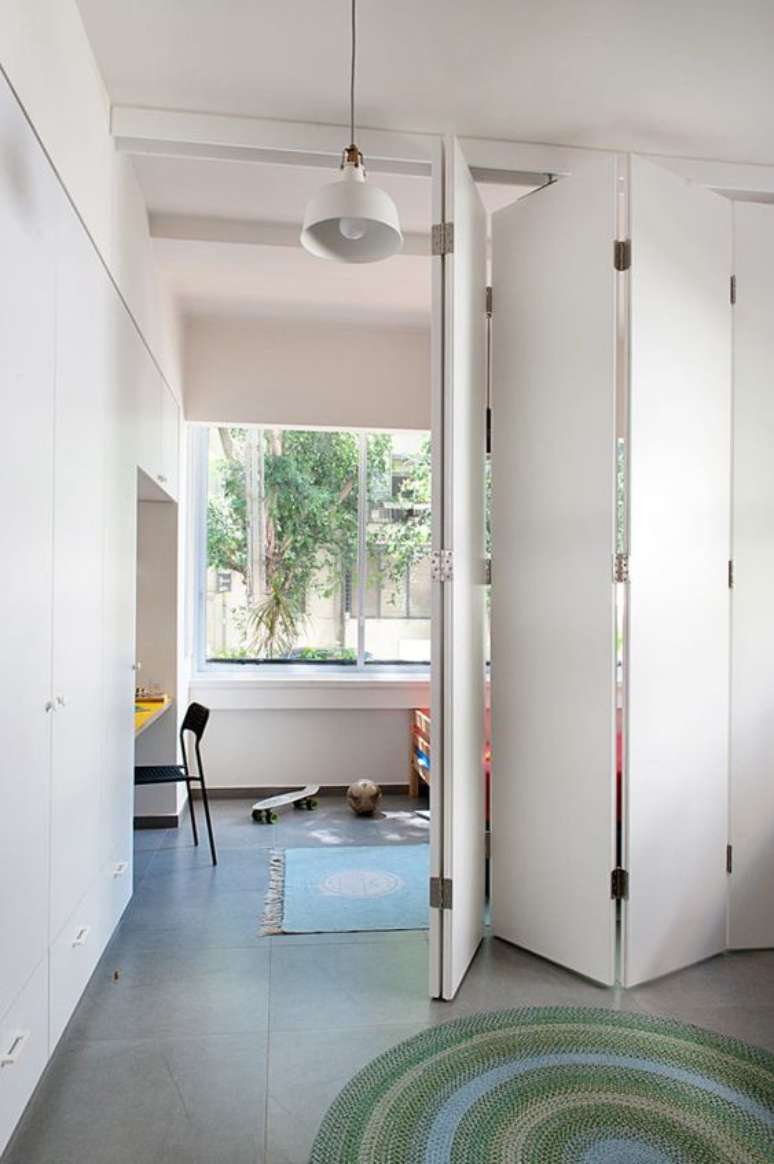 22. Porta sanfonada branca de madeira para quarto moderno – Via: Design Milk