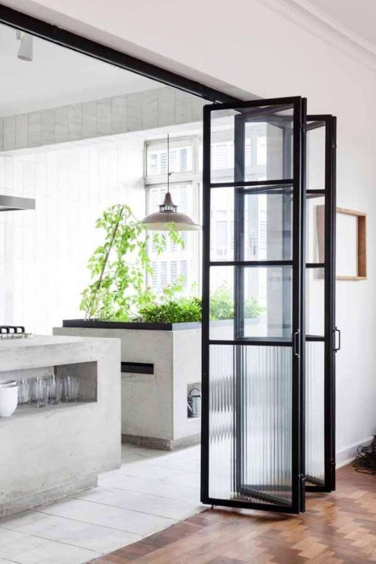 42. Aposte na delicadeza da porta sanfonada de vidro para sua cozinha moderna – via: Pinterest