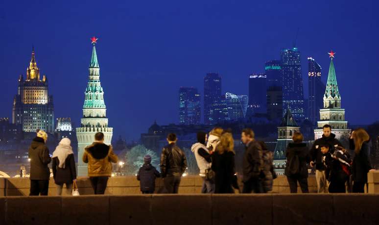 Pessoas em ponte de Moscou. REUTERS/Maxim Shemetov/File Photo
