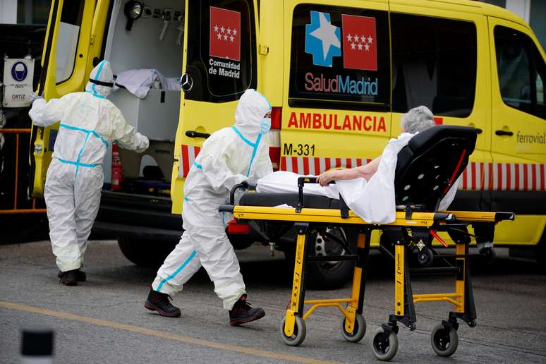 Paciente é transferido para hospital em Madri durante pandemia de coronavírus
10/08/2020
REUTERS/Juan Medina