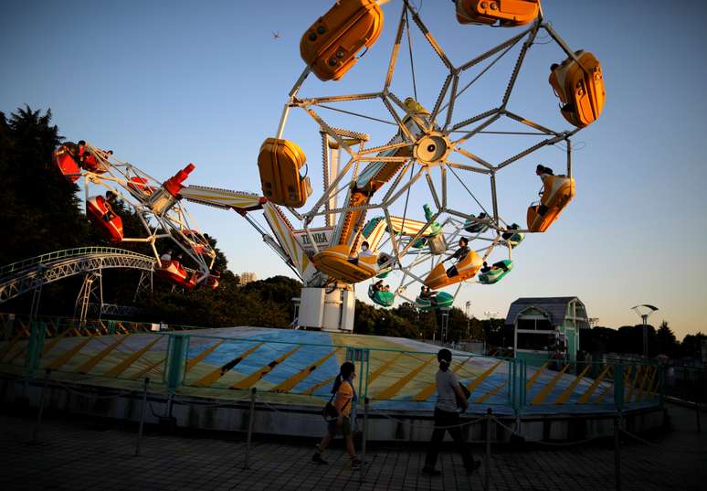 Visitantes em atra&ccedil;&atilde;o do parque de divers&otilde;es Toshimaen, em T&oacute;quio
11/08/2020 REUTERS/Issei Kato