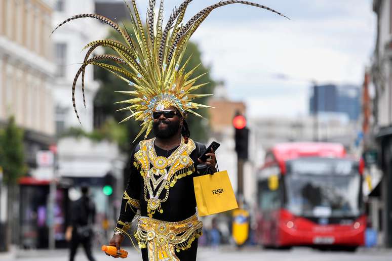 Folião em Notting Hill
31/08/2020 REUTERS/Toby Melville    