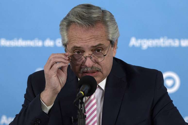 Presidente argentino, Alberto Fernández, fala a jornalistas na residência presidencial em Buenos Aires
12/8/2020 Juan Mabromata/Pool via REUTERS