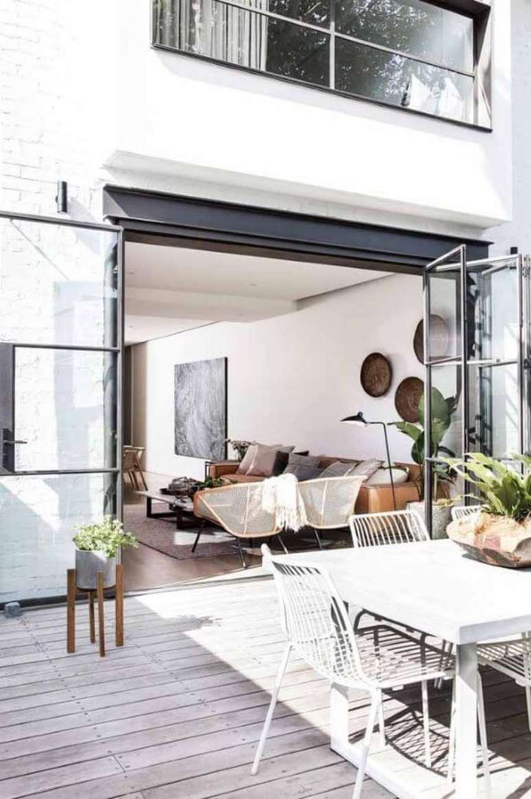 46. Sala de estar ampla com porta sanfonada de vidro – Via: Pinterest