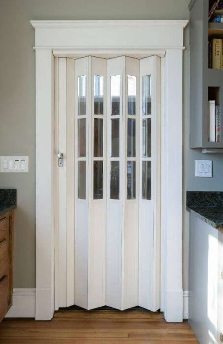 2. Porta sanfonada com vidro pequeno – Via: Accordion Doors
