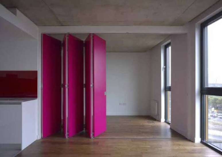 14. Porta sanfonada pink no ambiente moderno – Via: Pinterest