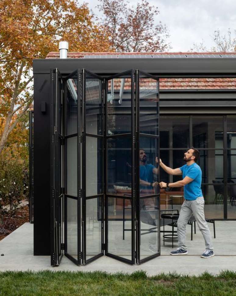 11. Porta sanfonada com vidro para casas com jardim – Via: The local project