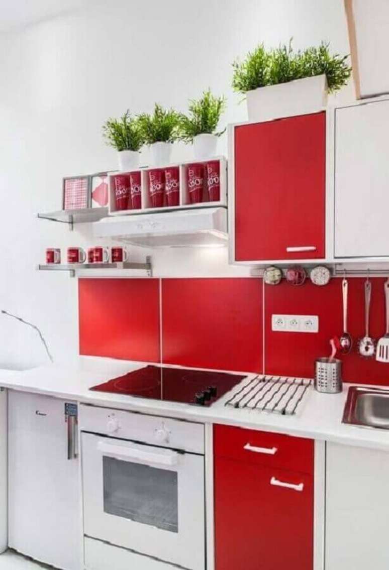 15. Modelo simples de arm&aacute;rio de cozinha branco e vermelho &ndash; Foto: Pinterest