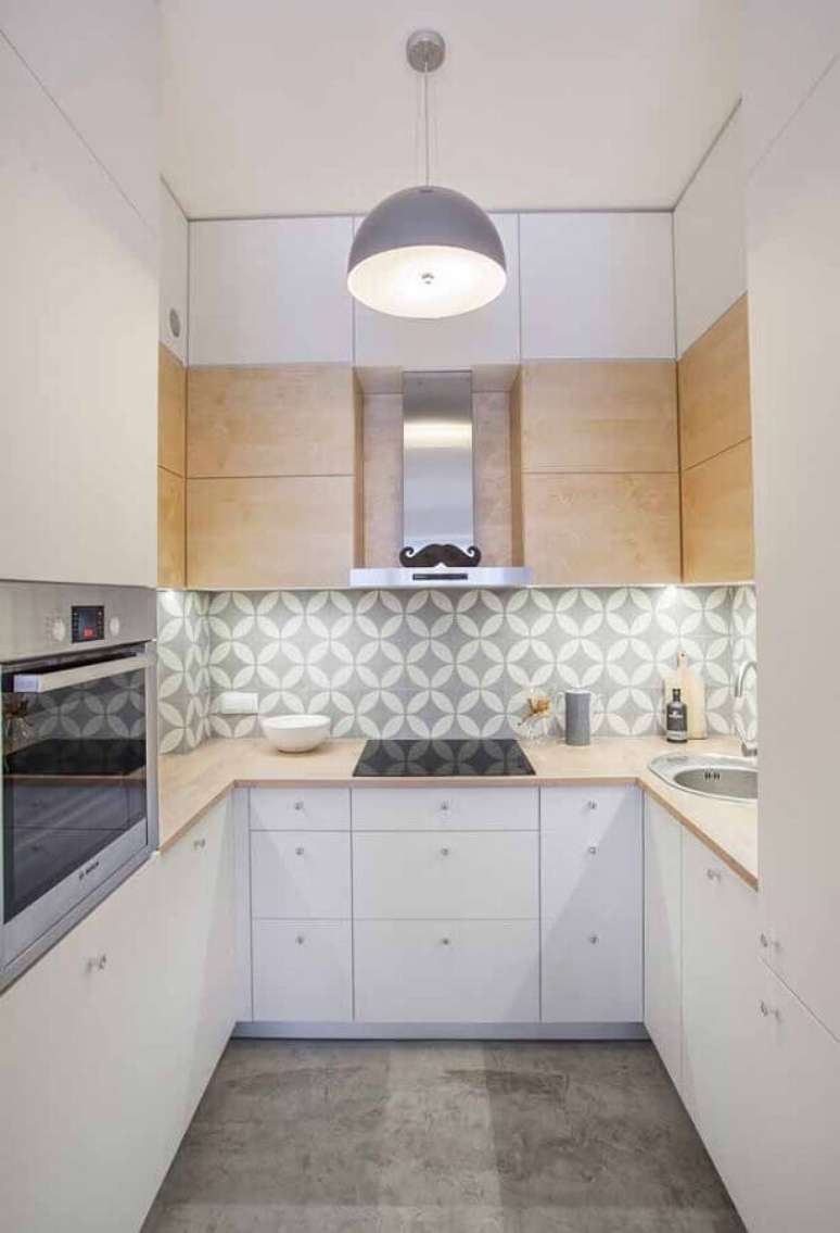 18. Cozinha clara pequena decorada com arm&aacute;rio de cozinha branco com madeira &ndash; Foto: Ideias em Casa