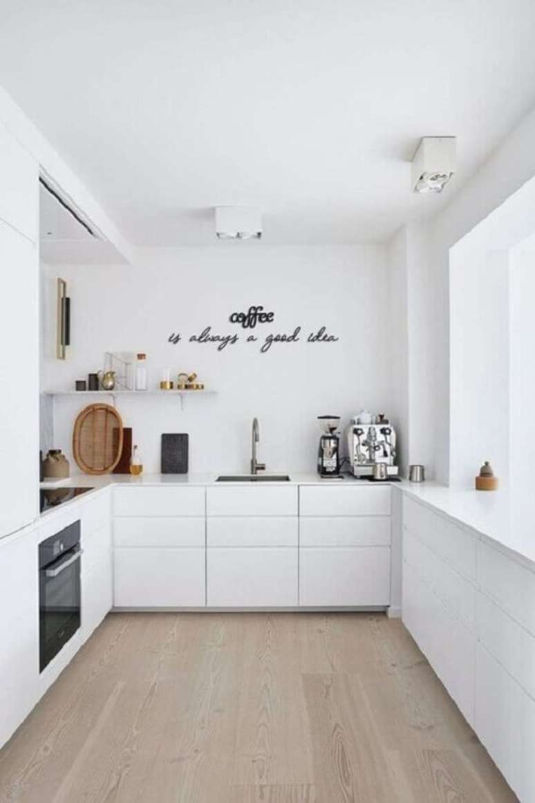 23. Decora&ccedil;&atilde;o com arm&aacute;rio de cozinha completo branco planejado em U &ndash; Foto: Etsy
