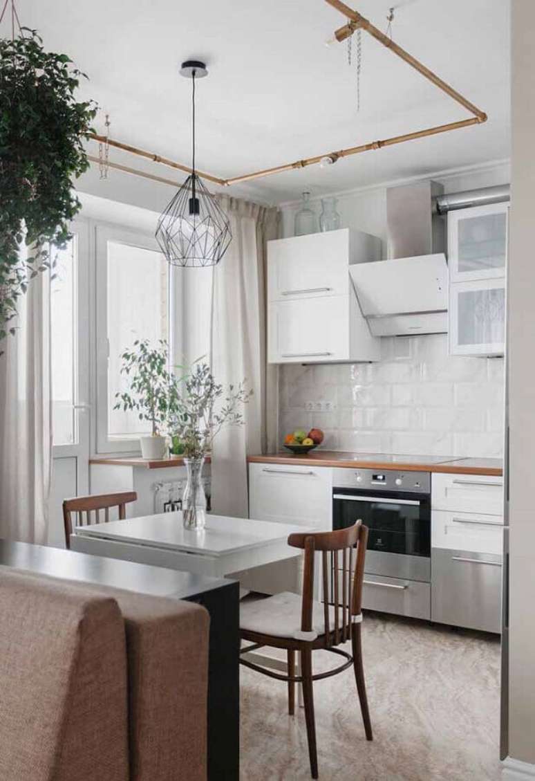 26. Decora&ccedil;&atilde;o com bancada de madeira para arm&aacute;rio de cozinha pequeno branco &ndash; Foto: Apartment Therapy