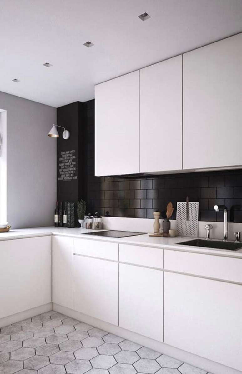 32. Decora&ccedil;&atilde;o moderna com azulejo preto e arm&aacute;rio de cozinha branco planejado &ndash; Foto: Decora&ccedil;&atilde;o e Projetos