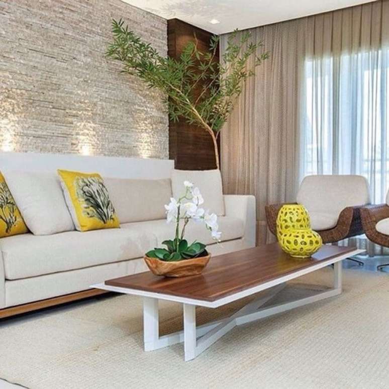 44- As plantas para sala artificiais como o Bambu Moss&ocirc; decoram o canto do ambiente. Fonte: Pinterest