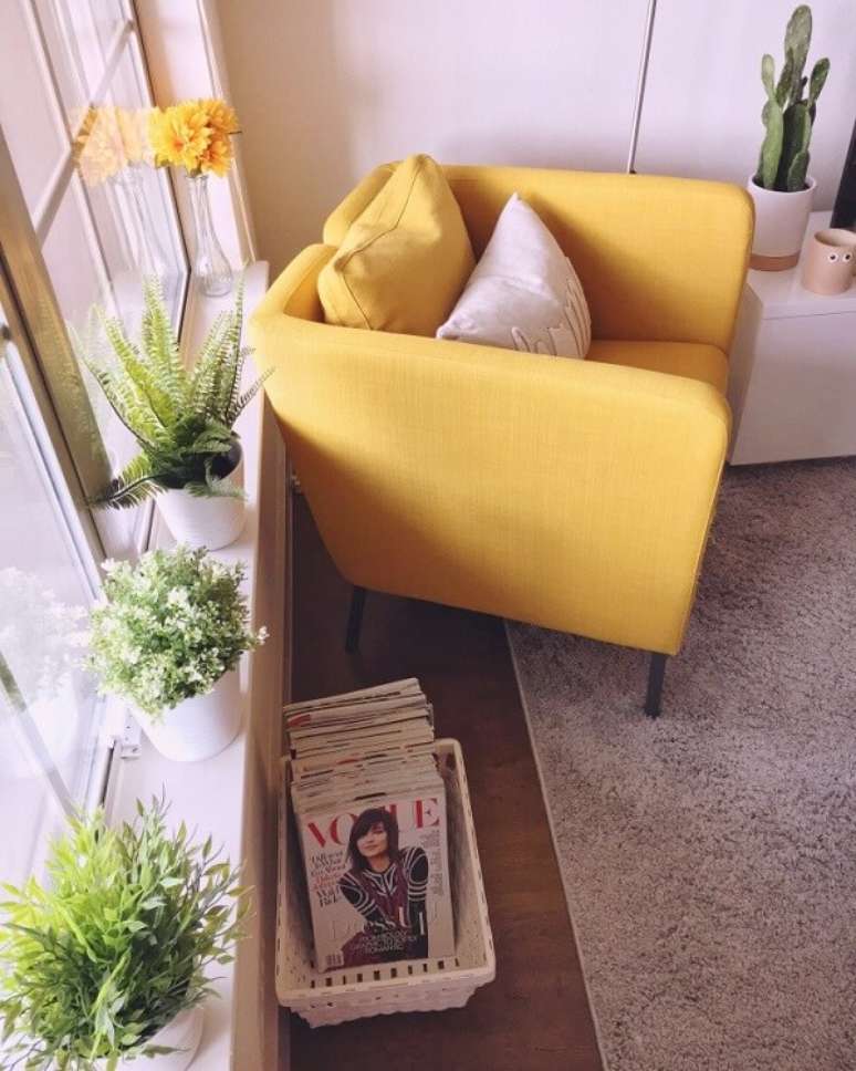 13- As plantas para sala em vasos pequenos enfeitam a janela. Fonte: Depois do caf&eacute;