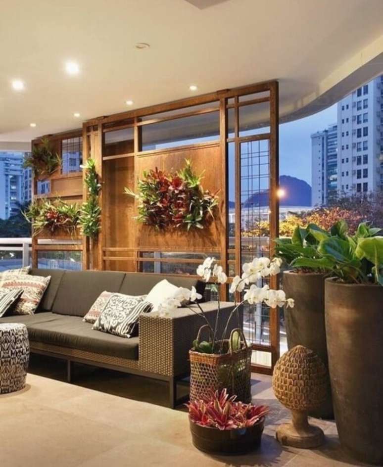 63 &ndash; O destaque na decora&ccedil;&atilde;o s&atilde;o as fibras naturais dos m&oacute;veis e as plantas para sala. Fonte: Id&eacute;ias de design