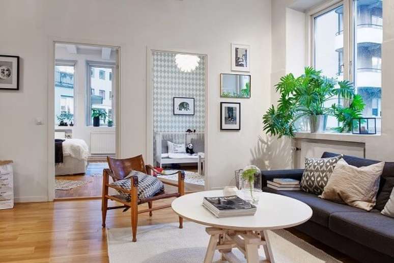 40- Os vasos com Costela de Ad&atilde;o s&atilde;o plantas para sala que precisam de luz natural. Fonte: Sua Casa Sem Segredos