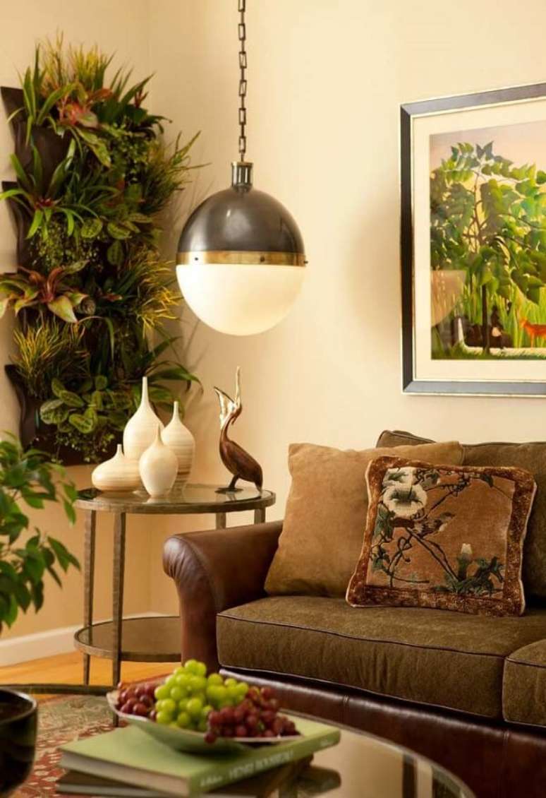 49 &ndash; As plantas para sala s&atilde;o o destaque no pequeno jardim vertical ao lado da porta. Fonte: Ideias Decor