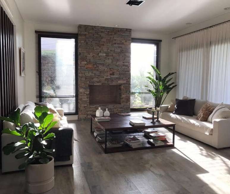 41 &ndash; Os vasos com plantas para sala foram colocados ao lado dos estofados. Fonte: Dicas de Mulher