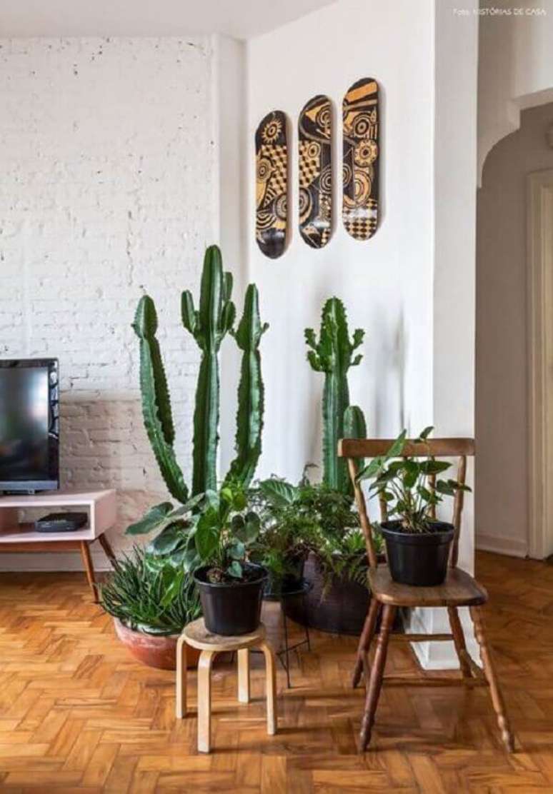 36- Os v&aacute;rios vasos com plantas para sala se formam um jardim de inverno. Fonte: Decora&ccedil;&atilde;o de Casa