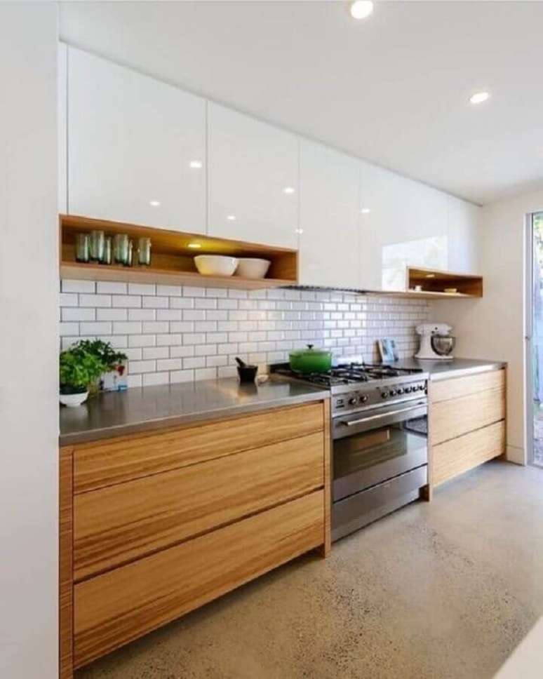 34. Decora&ccedil;&atilde;o de cozinha clara com arm&aacute;rio de cozinha branco com madeira &ndash; Foto: Ideias Decor