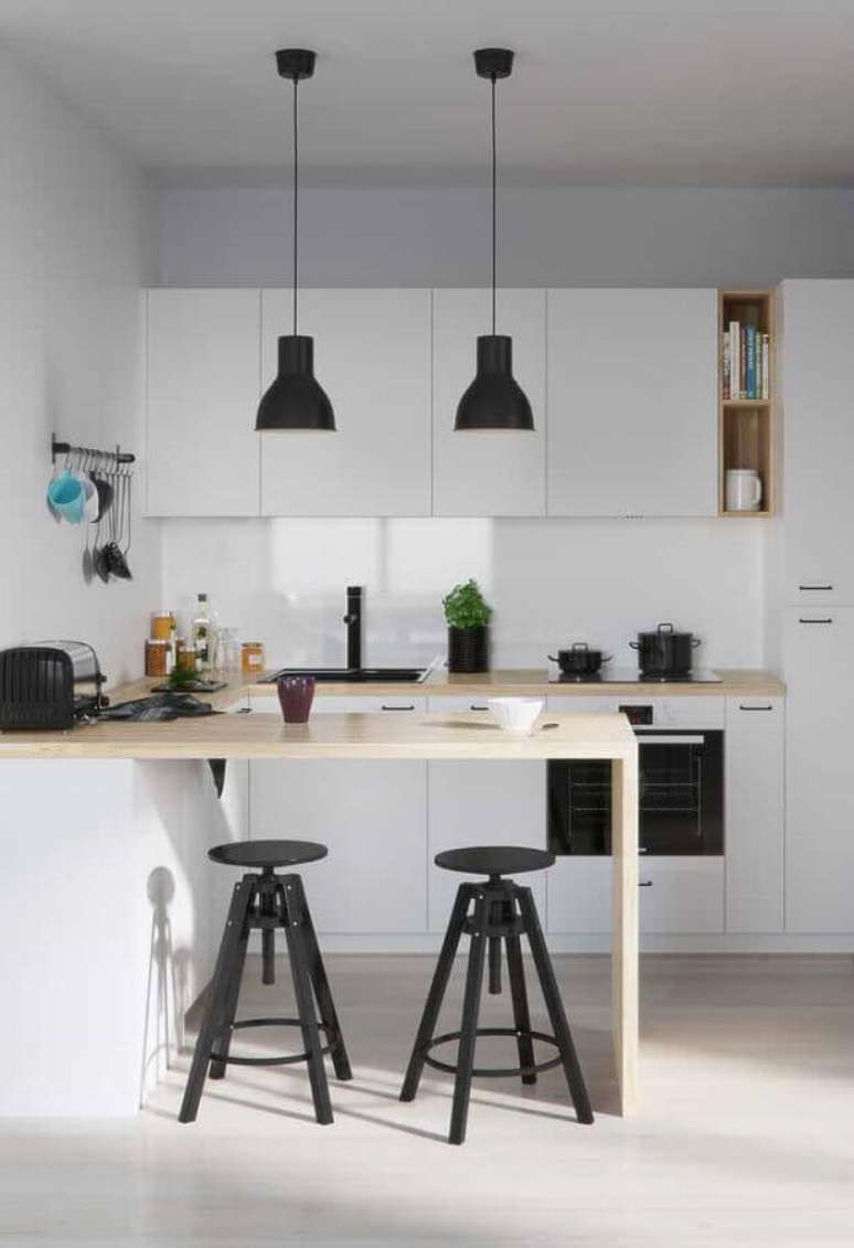 35. Bancada de madeira clara para arm&aacute;rio de cozinha compacta branco planejado &ndash; Foto: Houzz