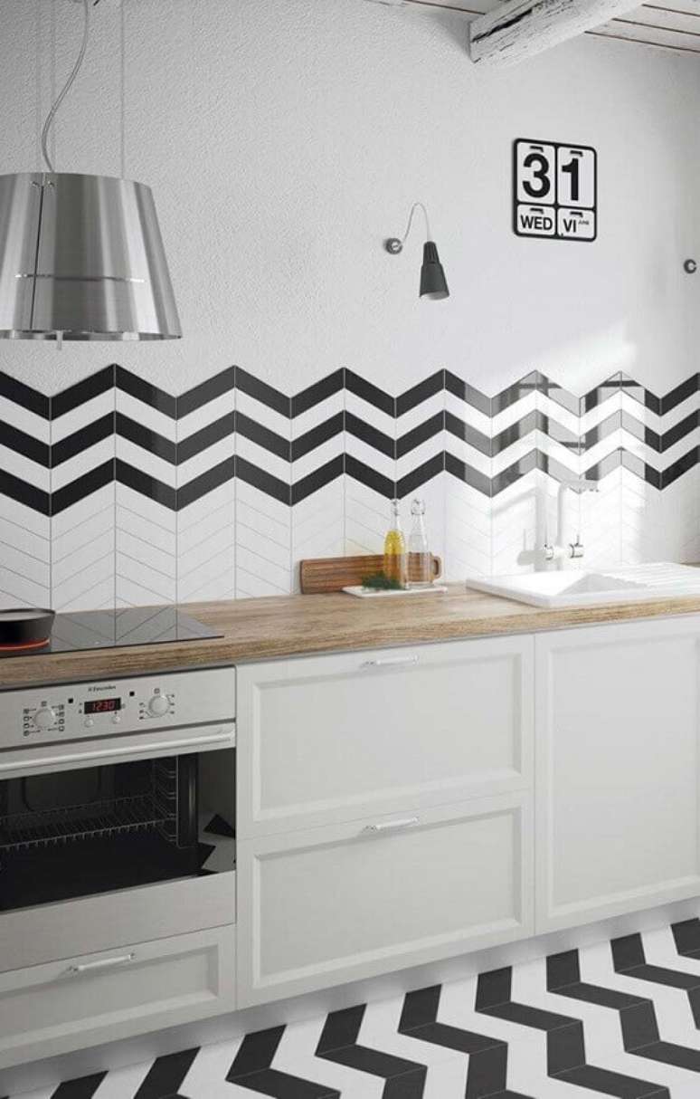 36. Design cl&aacute;ssico de arm&aacute;rio de cozinha planejado branco com bancada de madeira &ndash; Foto: Pinterest