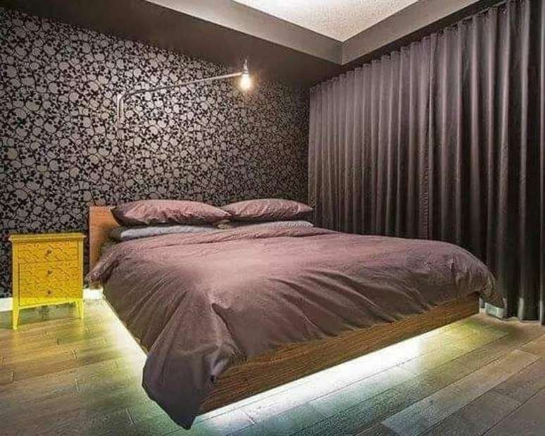 15. Cama flutuante com led e papel de parede moderno – Via: Pinterest