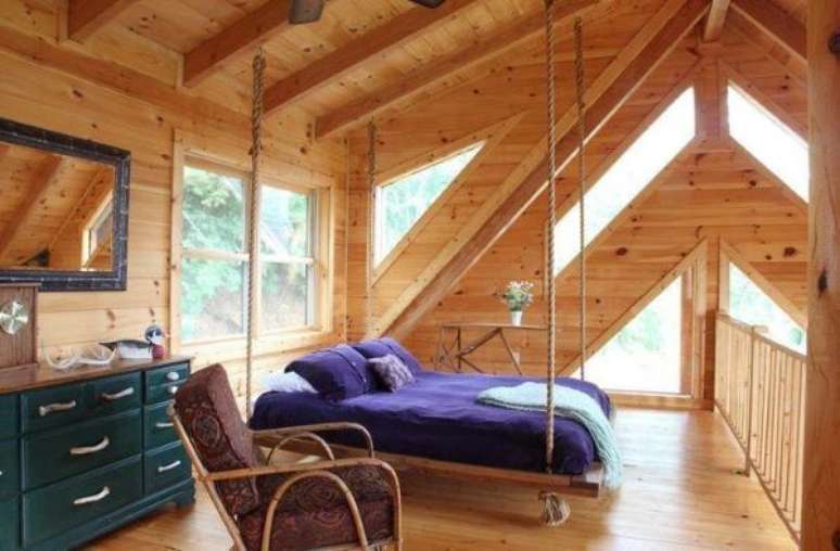 20. Cama suspensa com cordas na decoração rústica – Via: Log Homes of America