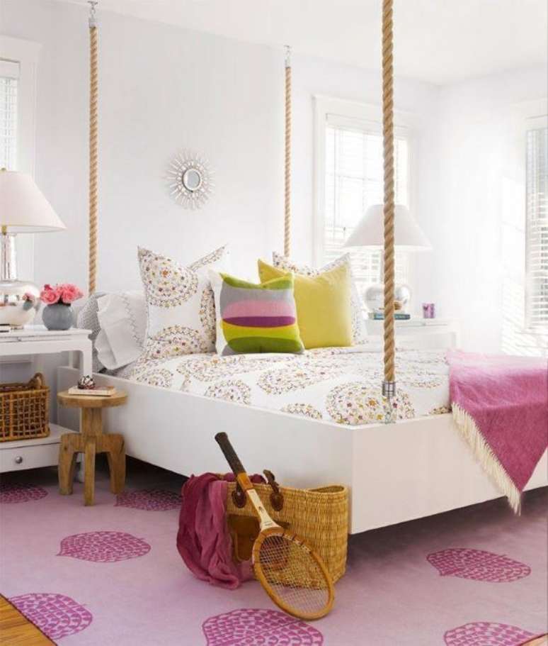 5. Cama suspensa no quarto feminino – Via: Interiors Room