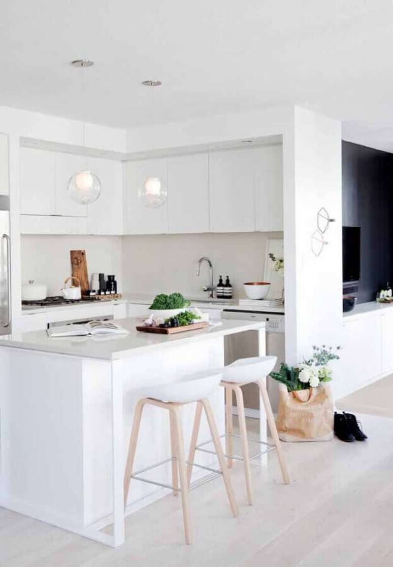 39. Decora&ccedil;&atilde;o clean com arm&aacute;rio de cozinha completo branco com ilha pequena &ndash; Foto: Futurist Architecture