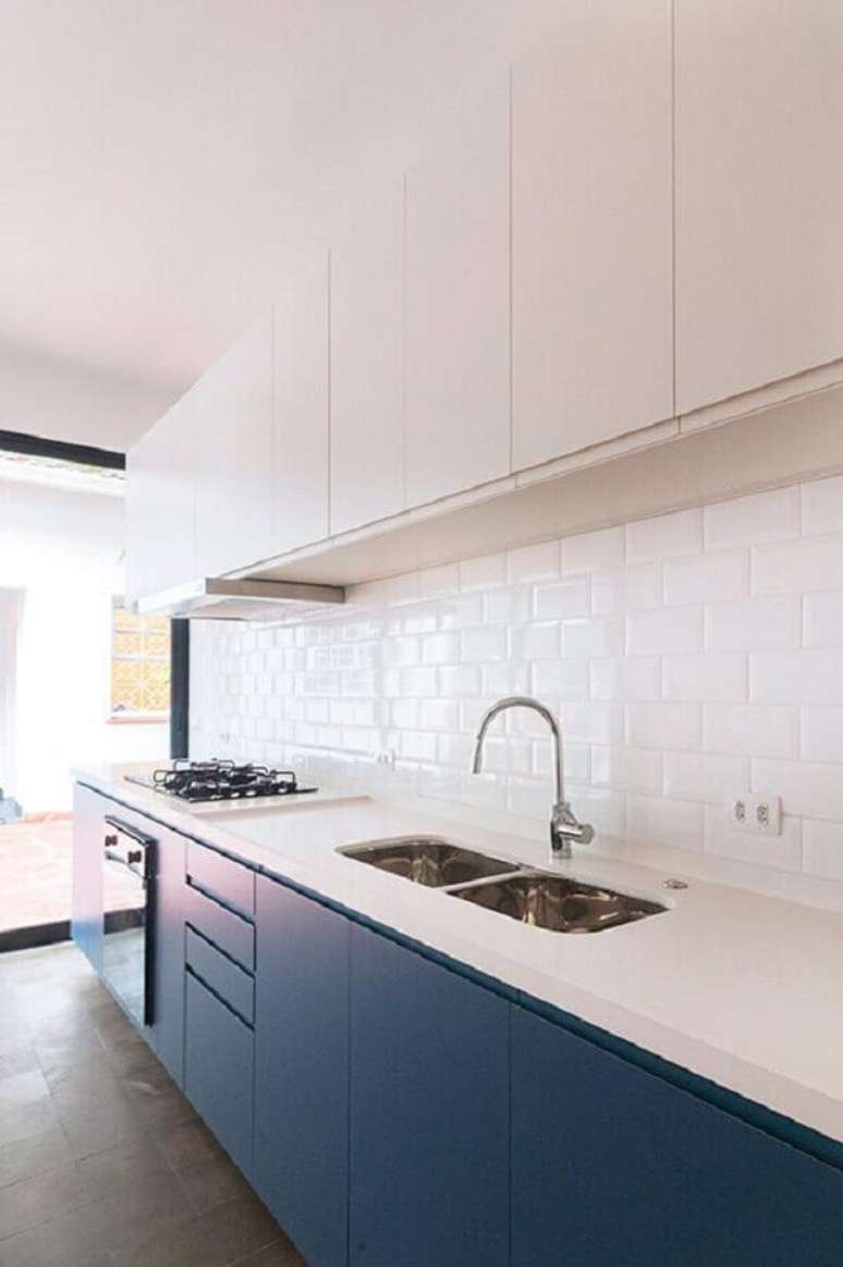 40. Cozinha clara decorada com arm&aacute;rio a&eacute;reo de cozinha branco e gabinete azul planejado &ndash; Foto: IN&Aacute; Arquitetura