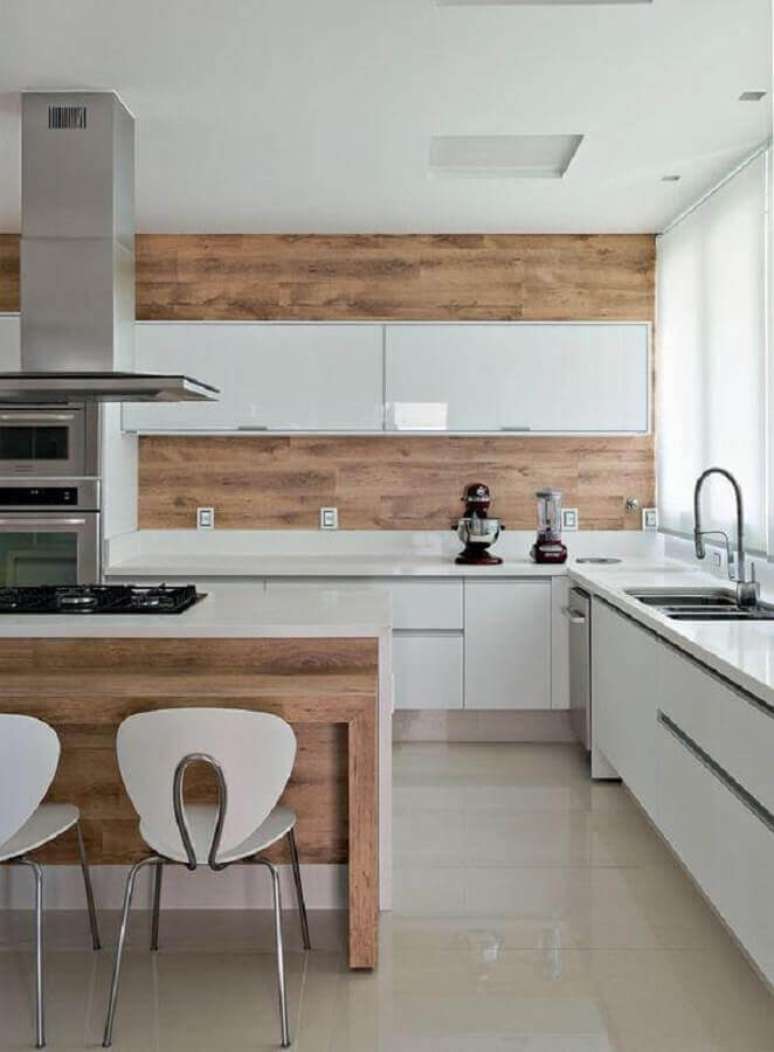 43. Revestimento de madeira para cozinha clara decorada com arm&aacute;rio de cozinha branco planejado completo &ndash; Foto: Houzz