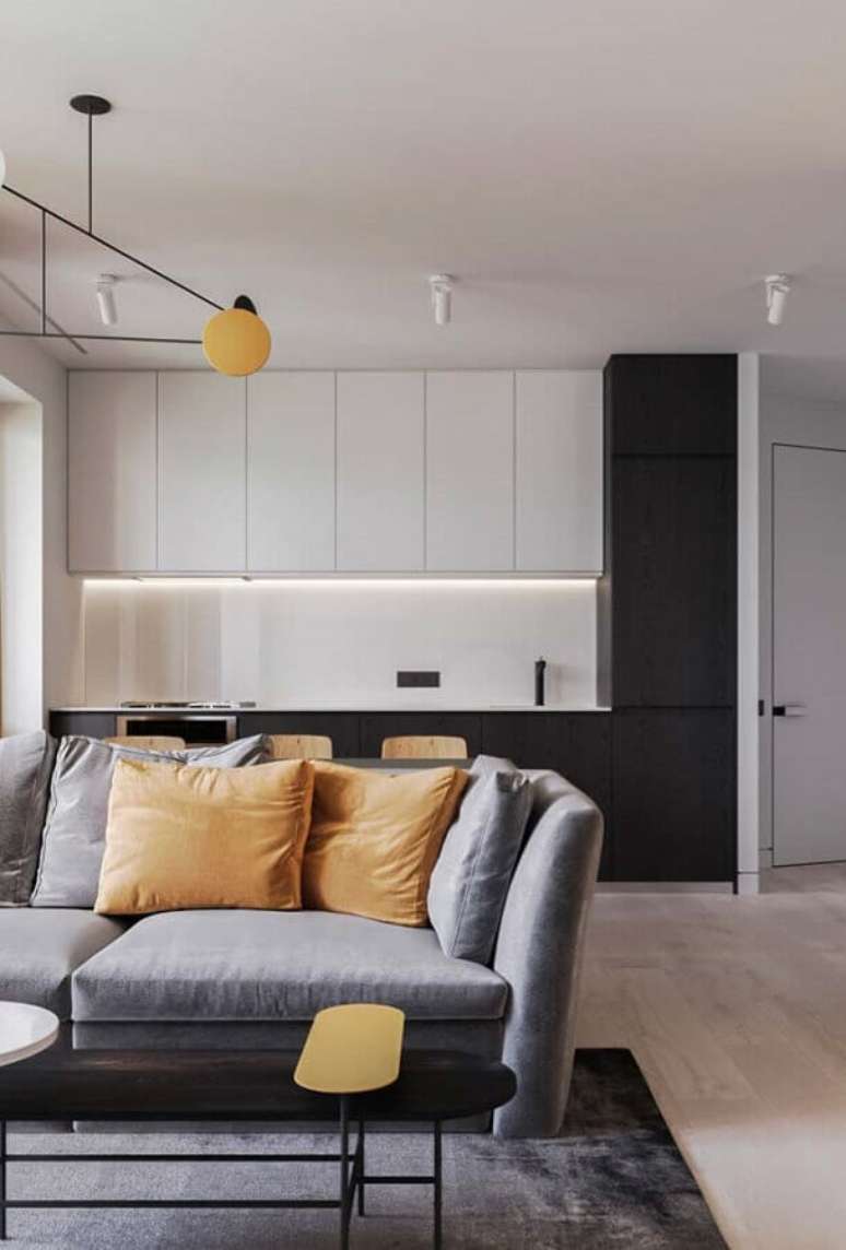 44. Cozinha conceito aberto moderna decorada com arm&aacute;rio de cozinha branco e preto planejado &ndash; Foto: Behance