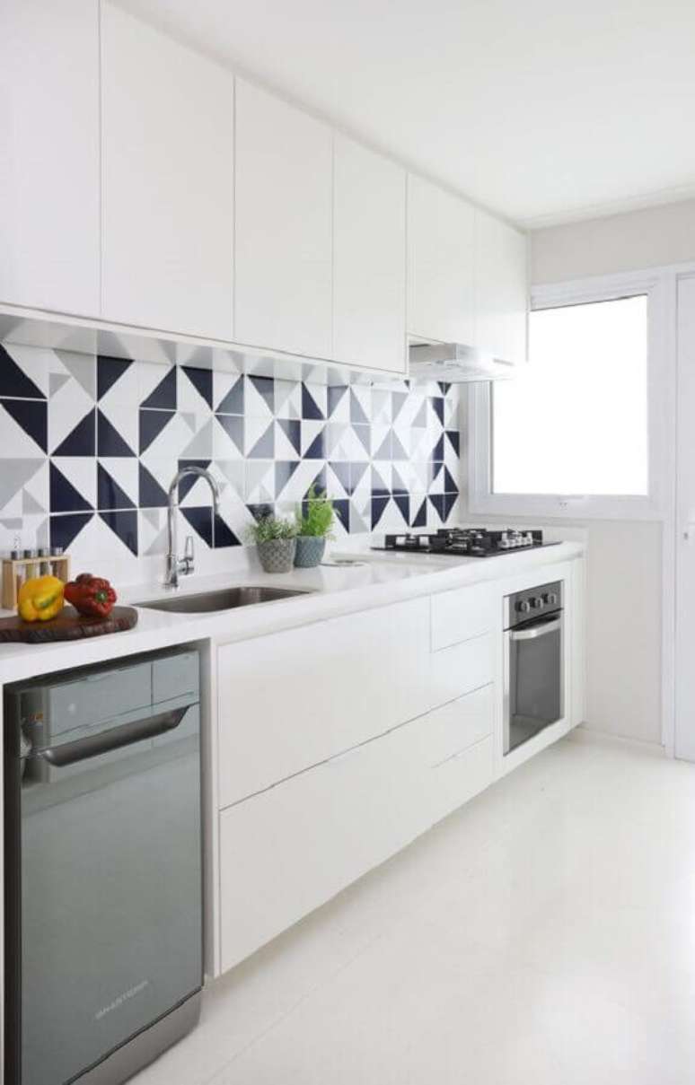 45. Decora&ccedil;&atilde;o de cozinha clara com revestimento geom&eacute;trico e arm&aacute;rio de cozinha pequeno branco &ndash; Foto: Arquiteto em Casa