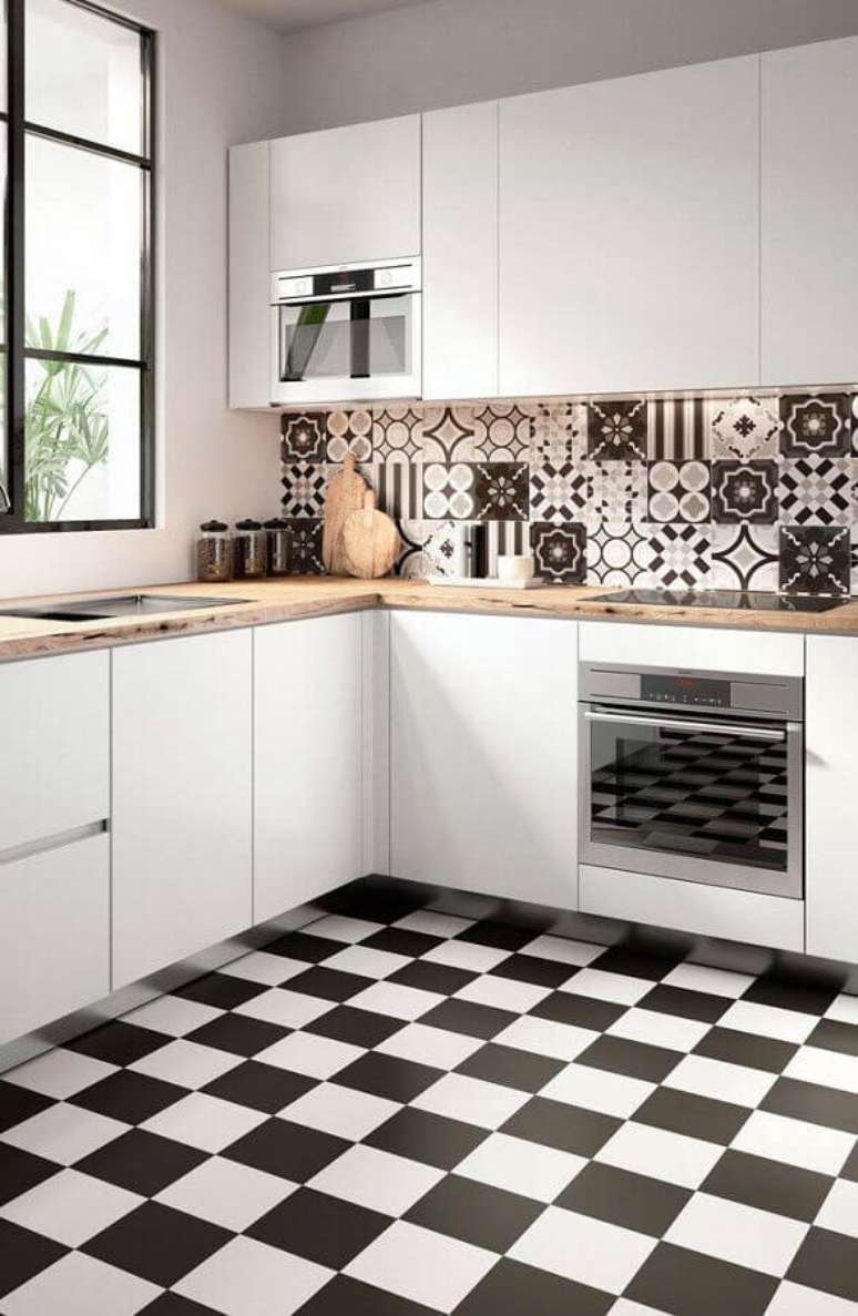 52. Revestimento preto e branco para decora&ccedil;&atilde;o de cozinha clara com arm&aacute;rio de cozinha branco planejado com bancada de madeira &ndash; Foto: Apartment Therapy