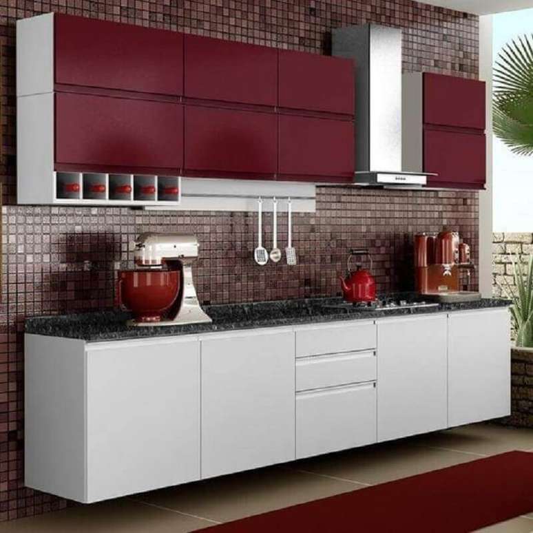 55. Decora&ccedil;&atilde;o simples com arm&aacute;rio de cozinha modulado branco e vermelho &ndash; Foto: Pinterest