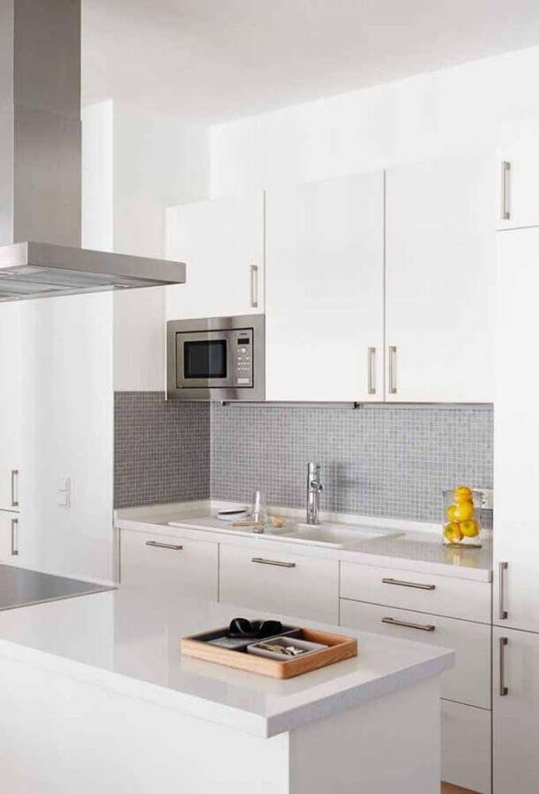 60. Modelo de arm&aacute;rio de cozinha branco planejado simples &ndash; Foto: Home Fashion Trend