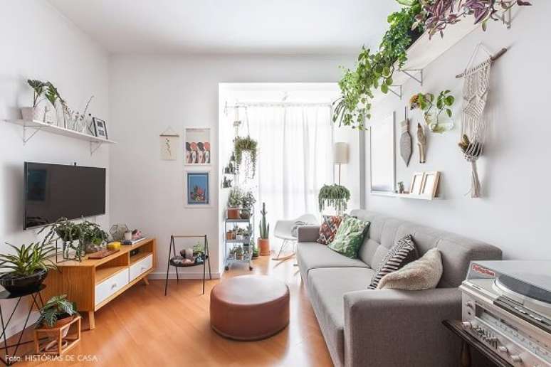 7- No apartamento decorado, as plantas para sala foram colocadas em prateleiras e suportes. Fonte: Hist&oacute;rias de Casa