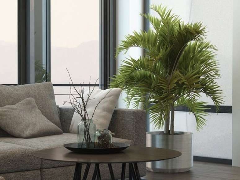 11- O cachep&ocirc; met&aacute;lico &eacute; uma &oacute;tima op&ccedil;&atilde;o para colocar os vaso de plantas para sala. Fonte: Ideias de Design