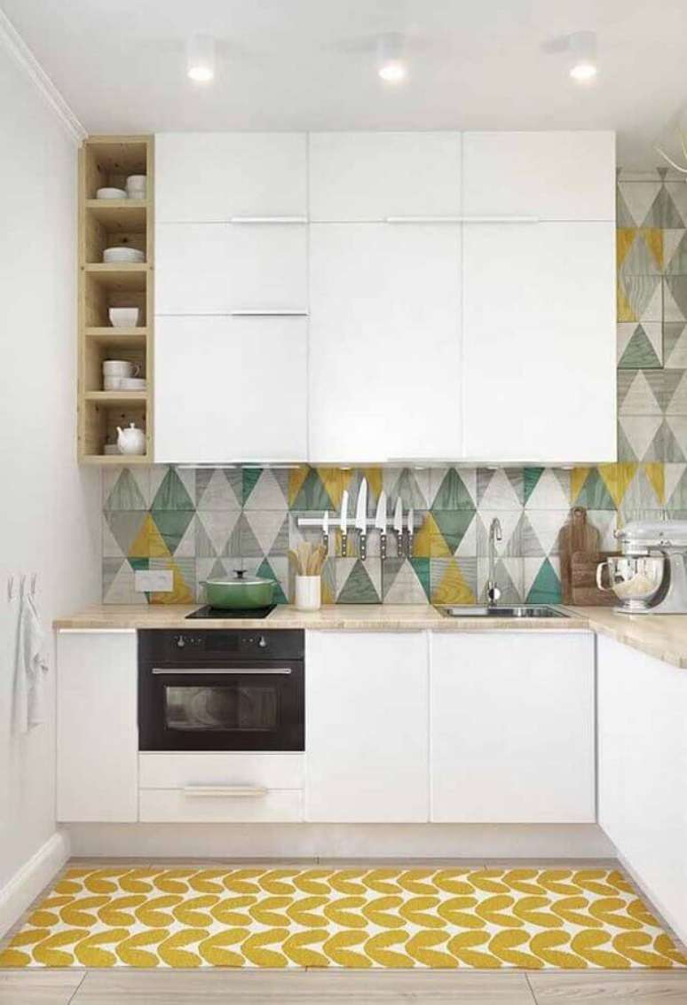 8. Invista em revestimentos coloridos para a cozinha clara decorada com arm&aacute;rio branco de cozinha &ndash; Foto: Home Fashion Trend