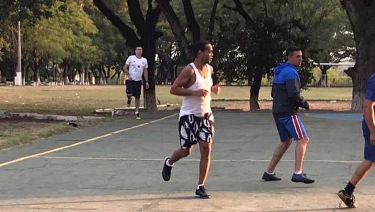 Ronaldinho joga futebol com outros presos