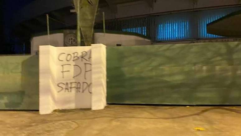 Torcida pichou os muros do estádio do Guarani
