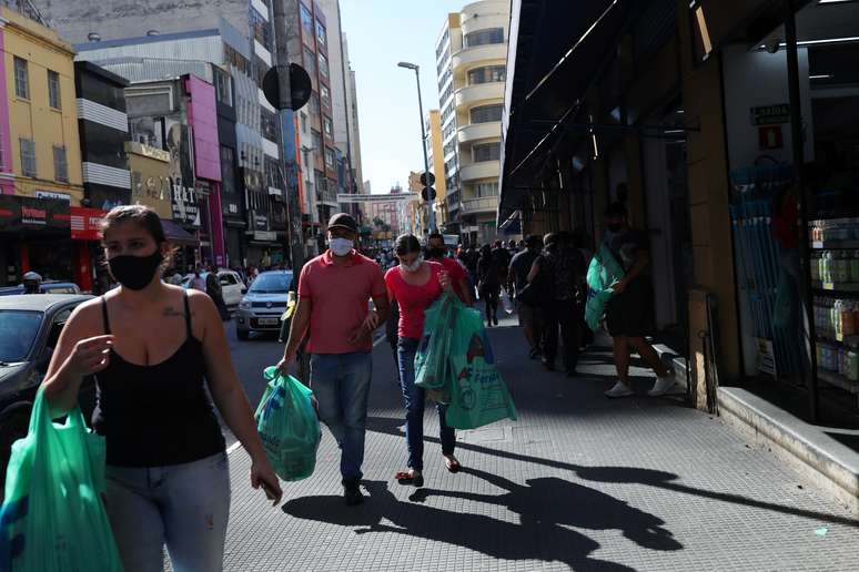 Pessoas caminham por rua de com&eacute;rcio popular em S&atilde;o Paulo em meio &agrave; pandemia de Covid-19
19/06/2020
REUTERS/Amanda Perobelli